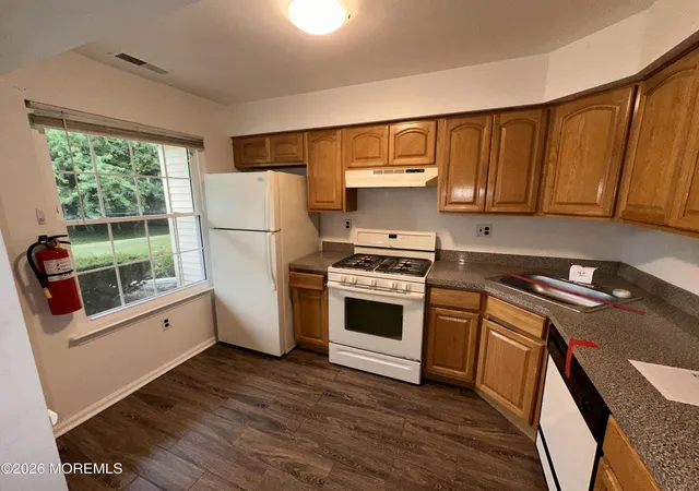 4th image of 16 Fryer Ct, Hightstown, NJ 08520