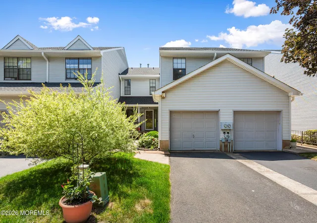 Homes for sale in Manalapan, NJ | 43 Chestnut Way, Manalapan, NJ 07726 | Houzeo