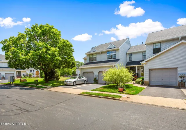 Homes for sale in Manalapan, NJ | 43 Chestnut Way, Manalapan, NJ 07726 | Houzeo