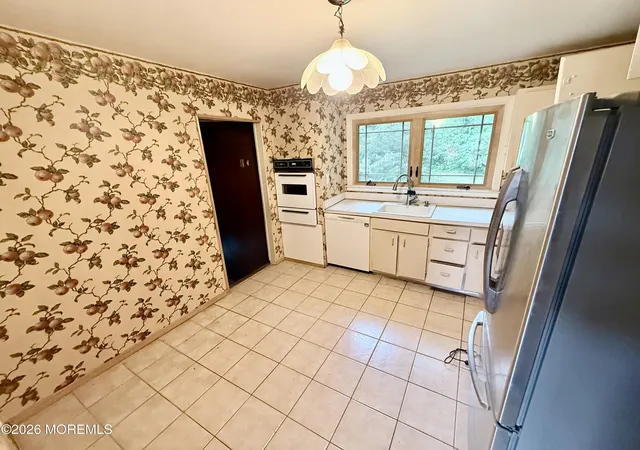 Homes for sale in Matawan, NJ | 179 Ravine Dr, Matawan, NJ 07747 | MLS# 22620494