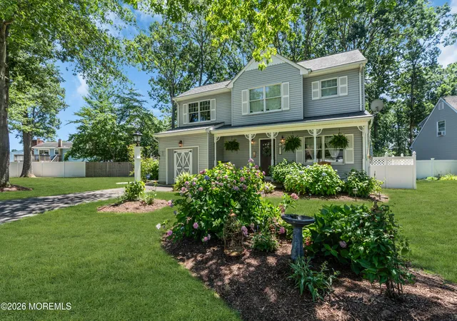 Photo 3 of Single family home for sale at 901 Roundtree Dr, Toms River, NJ 08753 | MLS# 22620940 | Listing updated on 2026-09-14