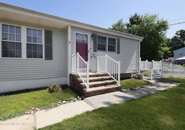 2nd image of 7 Parkview Dr, Hazlet, NJ 07730 | MLS# 22621364