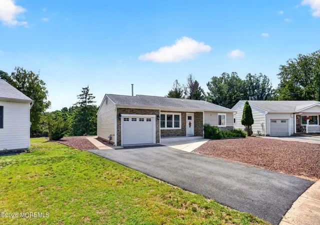 Photo 2 of Single family home for sale at 5 Shaw Ct, Toms River, NJ 08757 | MLS# 22627244 | Listing updated on 2026-09-08