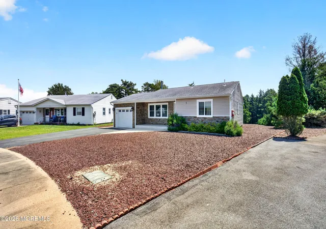 Photo 3 of Single family home for sale at 5 Shaw Ct, Toms River, NJ 08757 | MLS# 22627244 | Listing updated on 2026-09-08