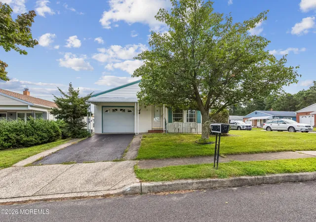 Photo 3 of Single family home for sale at 2 Kelowna Ct, Toms River, NJ 08757 | MLS# 22625615 | Listing updated on 2026-08-28