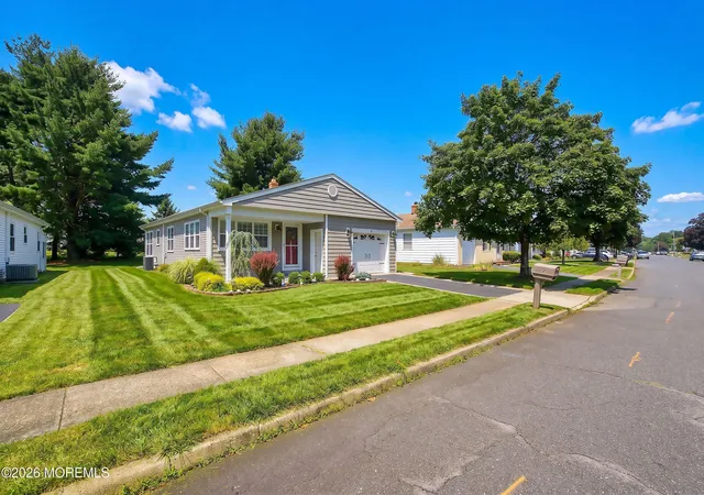 2nd image of 4 Doral Dr, Toms River, NJ 08757 | MLS# 22626295