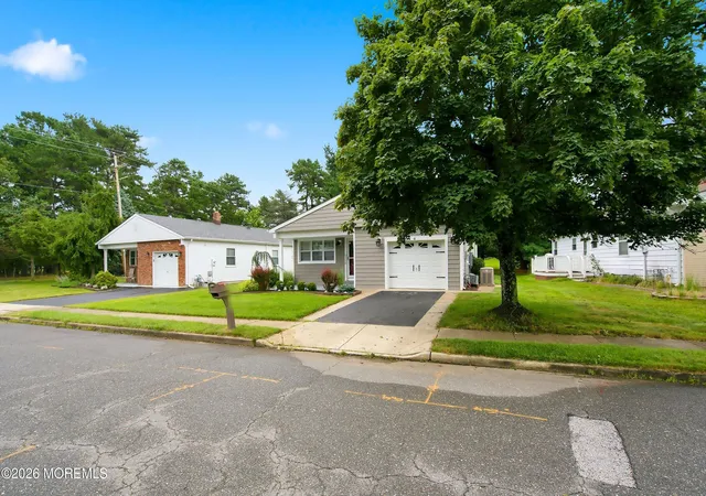 3rd image of 4 Doral Dr, Toms River, NJ 08757 | MLS# 22626295