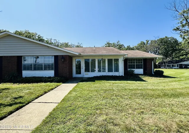 Photo 3 of Single family home for sale at 587 B Lake Point Dr, Lakewood, NJ 08701 | MLS# 22626619 | Listing updated on 2026-08-25