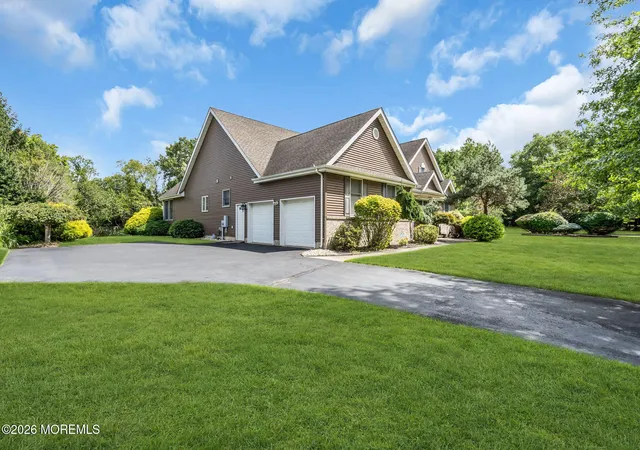 Photo 3 of Single family home for sale at 2303 Donna Dee Ct, Toms River, NJ 08755 | MLS# 22626906 | Listing updated on 2026-08-28