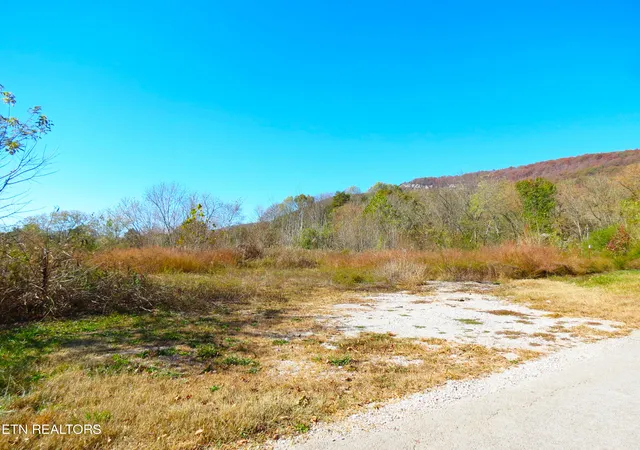 Photo 3 of Sale Pending at 822 Renfro Rd, Harriman, TN 37748 | MLS# 1245156 | Listing updated on 2024-08-23