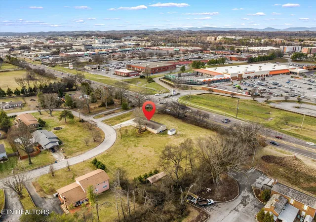 Photo 3 of Sale Pending at 100 Essex Dr, Knoxville, TN 37922 | MLS# 1251122 | Listing updated on 2026-01-13
