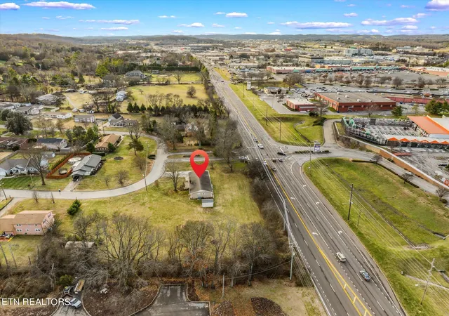 Photo 4 of Sale Pending at 100 Essex Dr, Knoxville, TN 37922 | MLS# 1251122 | Listing updated on 2026-01-13
