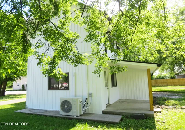 Photo 3 of Sale Pending at 3134 Linden Ave, Knoxville, TN 37914 | MLS# 1262413 | Listing updated on 2024-08-24