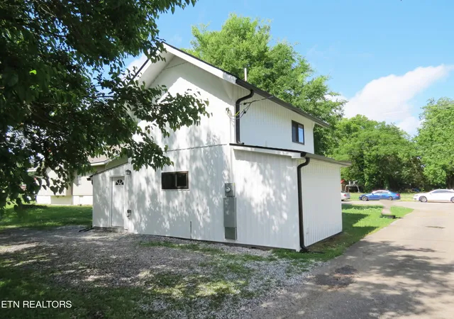 Photo 4 of Sale Pending at 3134 Linden Ave, Knoxville, TN 37914 | MLS# 1262413 | Listing updated on 2024-08-24