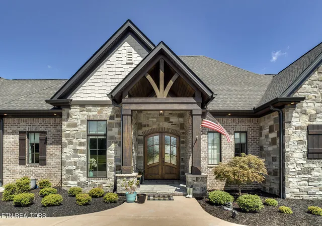 Photo 3 of Single family home for sale at 17012 Lighthouse Pointe Dr, Lenoir City, TN 37772 | MLS# 1276439 | Listing updated on 2026-01-07