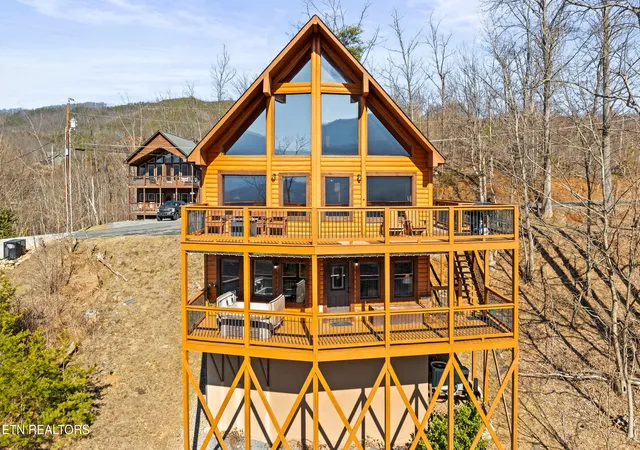 Photo 2 of Single family home for sale at 829 Red Fox Trl, Gatlinburg, TN 37738 | MLS# 1288344 | Listing updated on 2026-07-02