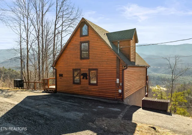 Photo 3 of Single family home for sale at 829 Red Fox Trl, Gatlinburg, TN 37738 | MLS# 1288344 | Listing updated on 2026-07-02