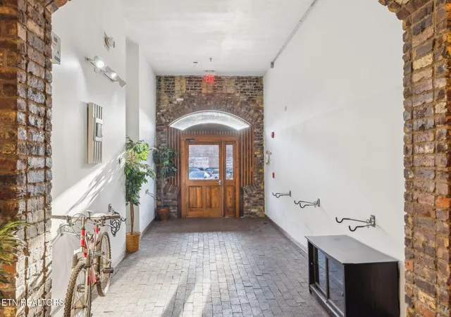 Listing Photo 5 - Condo for sale in building located at 105 W Jackson Ave, Knoxville, TN 37902 - Unit #1