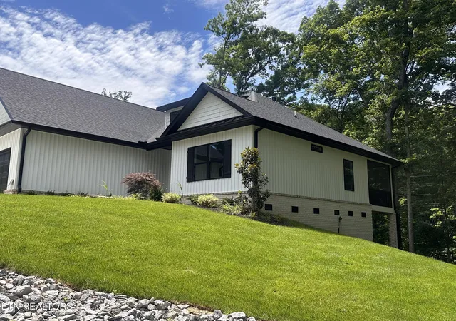 Homes for sale in Loudon, TN | 301 Seminole Tr, Loudon, TN 37774 | MLS# 1294176