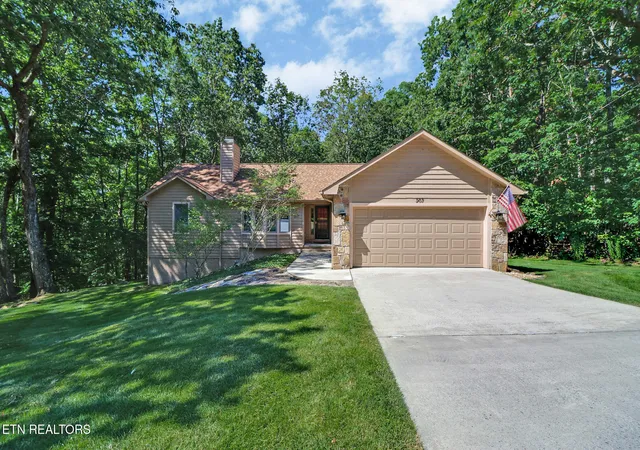 Photo 1 of Single family home for sale at 207 Overlook Ln, Crossville, TN 38558 | MLS# 1296003 | Listing updated on 2026-09-17