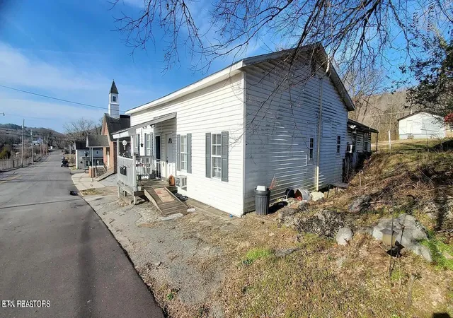 Photo 1 of Multi family home for sale at 811 Siluria St, Harriman, TN 37748 | MLS# 1297733 | Listing updated on 2026-04-28