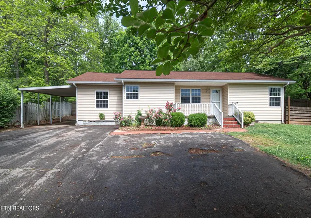 Photo 1 of Sale Pending at 707 Victor Dr, Knoxville, TN 37912 | MLS# 1299484 | Listing updated on 2025-05-27