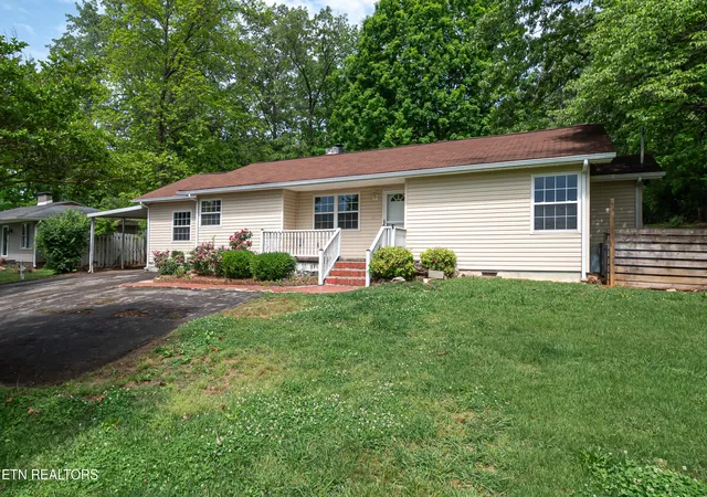 Photo 2 of Sale Pending at 707 Victor Dr, Knoxville, TN 37912 | MLS# 1299484 | Listing updated on 2025-05-27