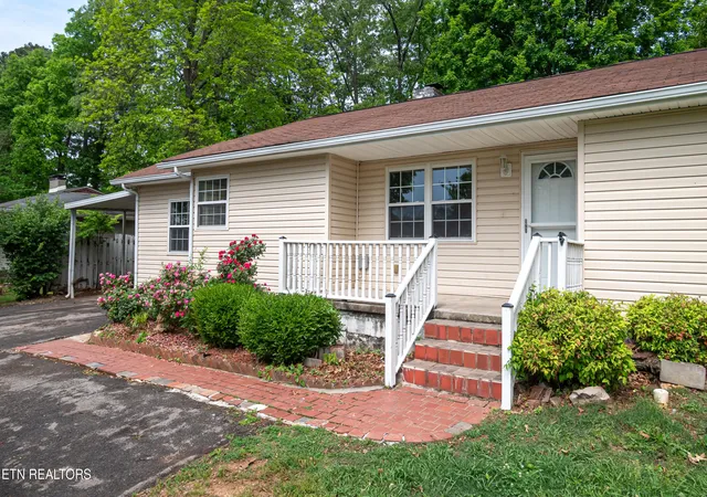 Photo 3 of Sale Pending at 707 Victor Dr, Knoxville, TN 37912 | MLS# 1299484 | Listing updated on 2025-05-27