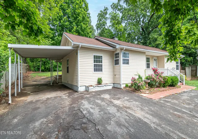 Photo 3 of Sale Pending at 707 Victor Dr, Knoxville, TN 37912 | MLS# 1299484 | Listing updated on 2025-05-27