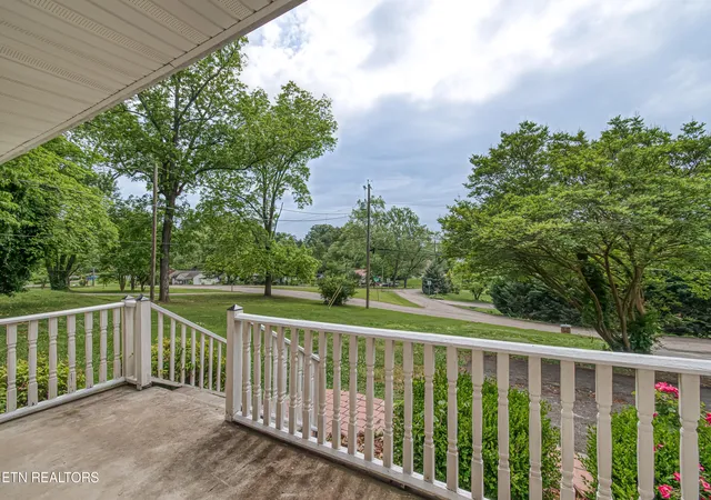 Photo 4 of Sale Pending at 707 Victor Dr, Knoxville, TN 37912 | MLS# 1299484 | Listing updated on 2025-05-27