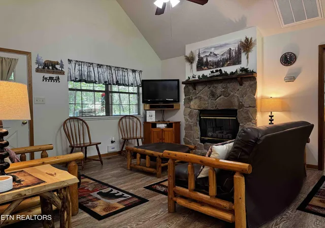 Photo 3 of Single family home for sale at 653 Oaks View Ct, Pigeon Forge, TN 37863 | MLS# 1299521 | Listing updated on 2026-07-22