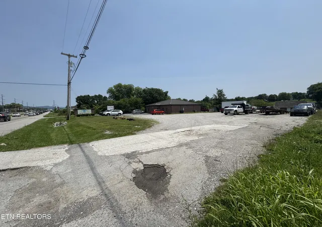 3rd image of 2527 Jacksboro Pike, Jacksboro, TN 37757 | MLS# 1303249