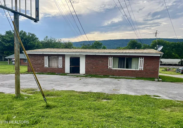 Photo 2 of Single family home for sale at 427 Medlin Pike, Evensville, TN 37332 | MLS# 1304819 | Listing updated on 2026-06-02