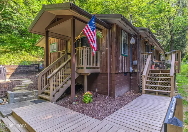 Homes for sale in Gatlinburg, TN | 305 Shields View Dr, Gatlinburg, TN 37738 | MLS# 1308236