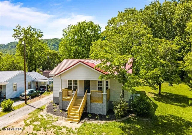 Homes for sale in La Follette, TN | 922 W Central Ave, La Follette, TN 37766 | MLS# 1341050