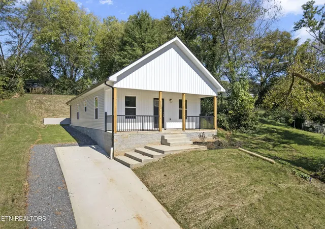 Photo 2 of Sale Pending at 1423 Nolan Ave, Knoxville, TN 37921 | MLS# 1316457 | Listing updated on 2026-02-02