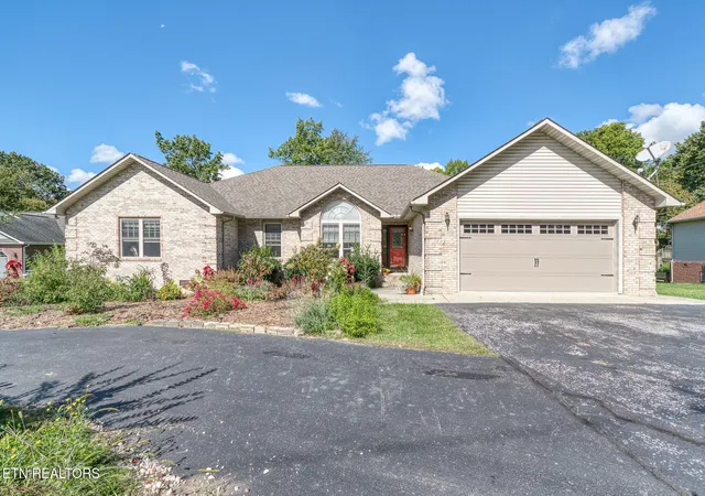 Photo 1 of Single family home for sale at 633 E Deer Crk Dr, Crossville, TN 38571 | MLS# 1319214 | Listing updated on 2026-09-10