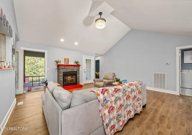 Photo 3 of Single family home for sale at 633 E Deer Crk Dr, Crossville, TN 38571 | MLS# 1319214 | Listing updated on 2026-09-10