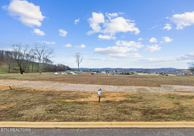 Photo 3 of Sale Pending at 135 Magnolia Hl, Loudon, TN 37774 | MLS# 1323595 | Listing updated on 2026-09-25
