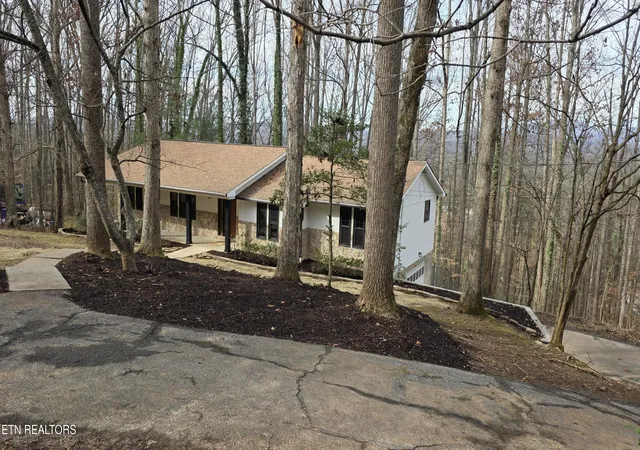 2nd image of 1135 W West Outer Dr, Oak Ridge, TN 37830 | MLS# 1323902