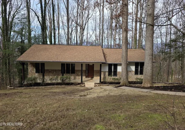3rd image of 1135 W West Outer Dr, Oak Ridge, TN 37830 | MLS# 1323902