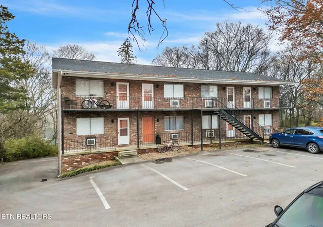 Photo 3 of Sale Pending at 412 Watagua Dr, Knoxville, TN 37918 | MLS# 1323862 | Listing updated on 2026-05-12