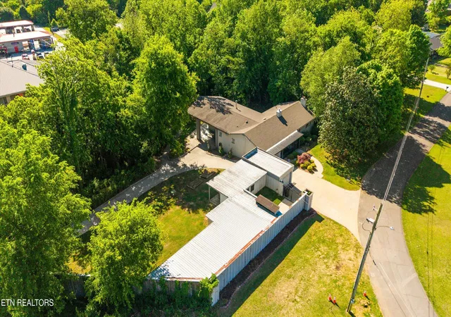 Single family home for sale at 565 Hillcrest Cir, Etowah, TN 37331 | MLS# 1324604