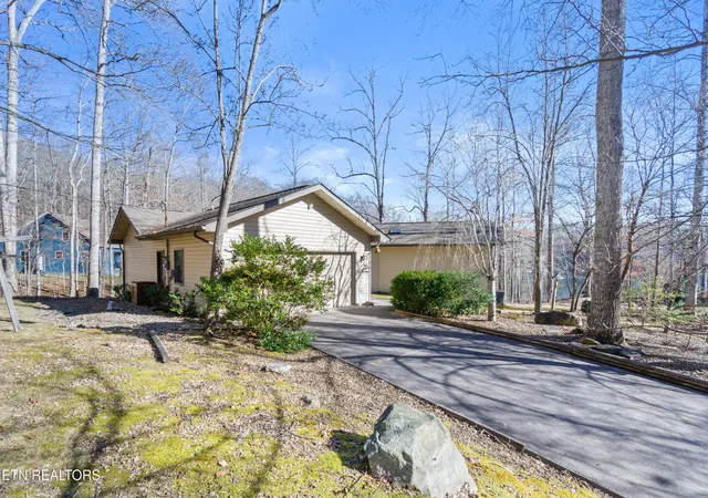 Photo 3 of Single family home for sale at 11 Londell Ct, Crossville, TN 38558 | MLS# 1325612 | Listing updated on 2026-09-10