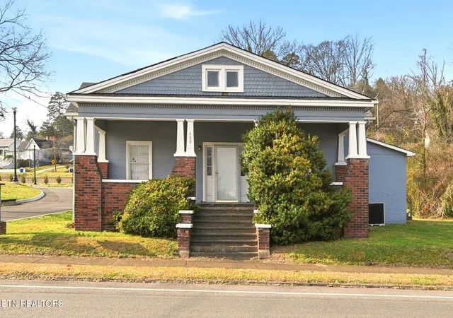 1st image of 400 N Main St, Clinton, TN 37716 | MLS# 1325773