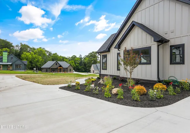 Photo 3 of Single family home for sale at 915 Sophie Dr, Greenback, TN 37742 | MLS# 1344950 | Listing updated on 2026-10-06