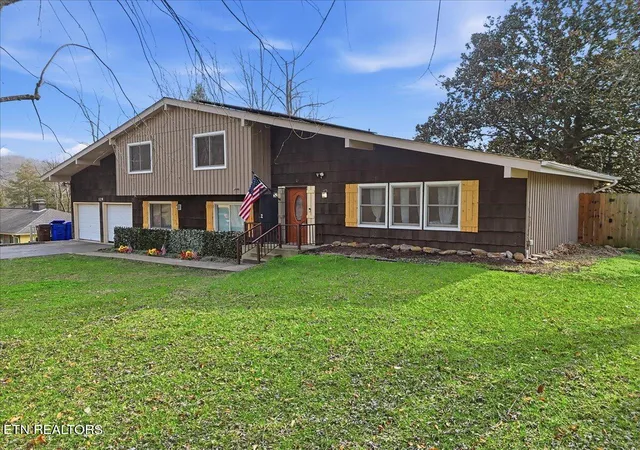 Photo 1 of Sale Pending at 129 Greystone Dr, Oak Ridge, TN 37830 | MLS# 1325873 | Listing updated on 2026-03-10