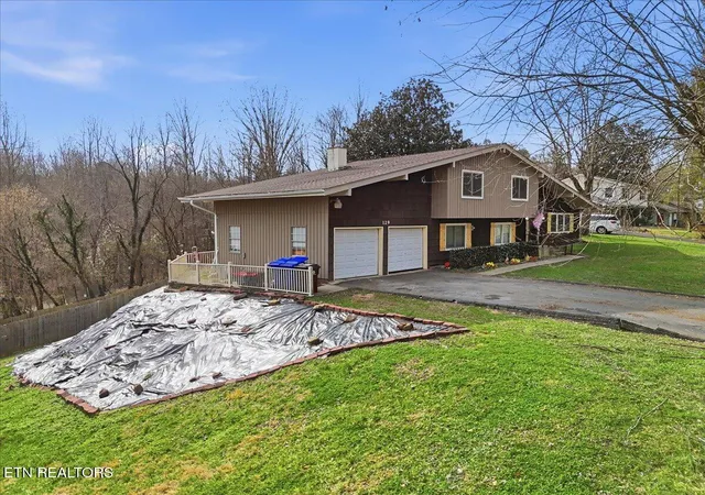 Photo 2 of Sale Pending at 129 Greystone Dr, Oak Ridge, TN 37830 | MLS# 1325873 | Listing updated on 2026-03-10