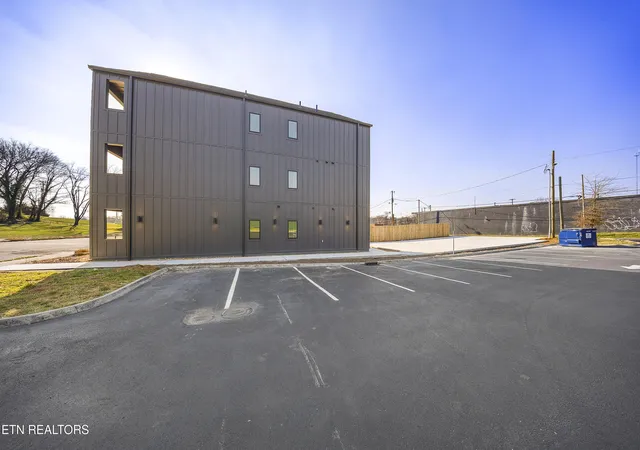 2nd image of 131 W Anderson Ave, Knoxville, TN 37917