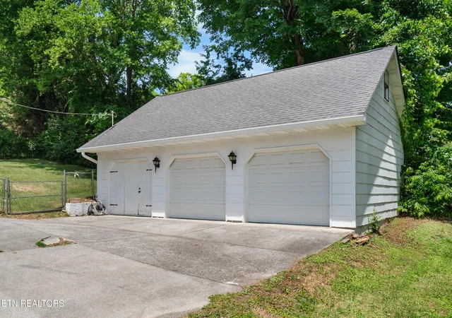 Homes for sale in Knoxville, TN | 4201 Pleasantwood Dr, Knoxville, TN 37921 | MLS# 1341223